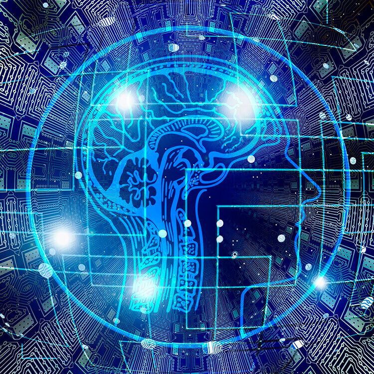 Die Abbildung eines Kopfs als Outline, im Hintergrund elektronische Halbleiterplatinen