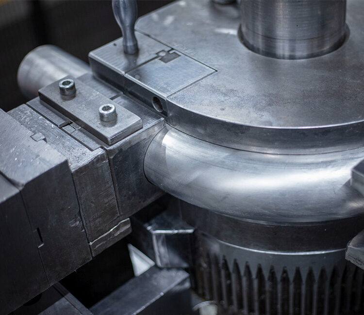 Detailansicht einer industriellen Biegemaschine