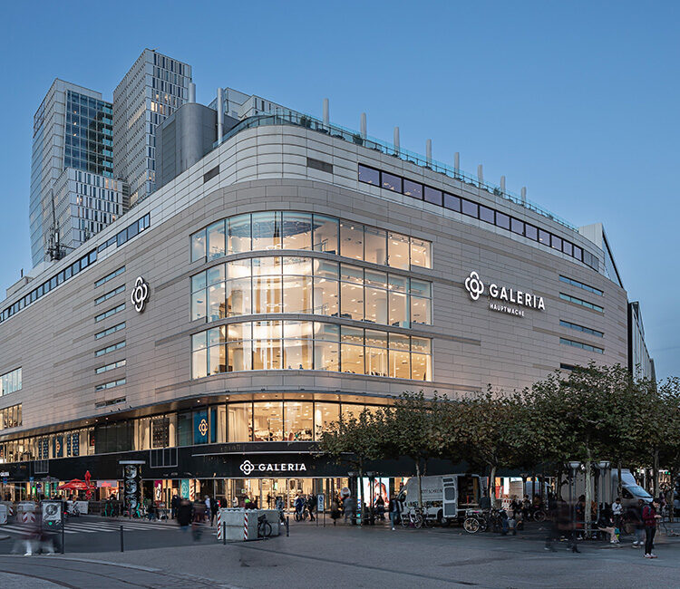 Ein Kaufhaus von Galerie in Abendstimmung