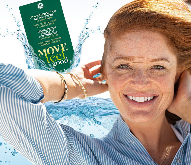 Eine Frau mit Sommersprossen und rötlichen Haaren vor einer Welle frischen Wassers. Dazu ein Packshot eines Erfrischungstuchs.